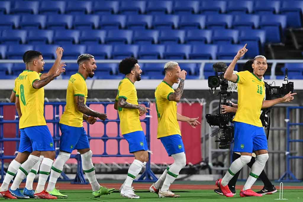 Juara bertahan sepak bola Olimpiade, Brasil bermain menekan sejak awal laga dan sukses membuka keuggulan saat laga baru berjalan lima menit lewat sepakan Richarlison menyambar bola muntah hasil tembakannya yang ditepis kiper Jerman, Florian Mueller.