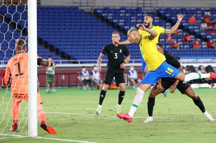 Unggul 1-0 Tim Samba semakin leluasa mengobrak-abrik barisan pertahanan Tim Panser. Hasilnya mereka berhasil menggandakan keunggulan pada menit ke-22 lewat gol kedua Richarlison. Sundulan pemain Everton tersebut gagal diantisipasi Mueller.