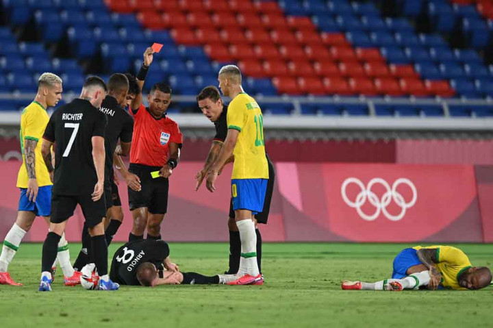 Namun sayang, saat berusaha mengejar ketertinggalan, Tim Panser harus bermain dengan 10 orang setelah kapten tim Maximilian Arnold mendapat kartu kuning kedua pada menit ke-63 karena melanggar Dani Alves.