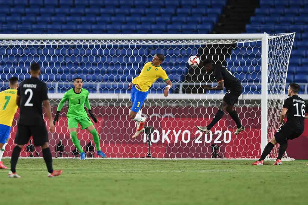 Kalah jumlah pemain justru Jerman kembali berhasil memperkecil ketertinggalan lewat tandukan pemain pengganti Ragnar Ache dalam situasi sepak pojok pada menit ke-83. Skor berubah menjadi 2-3.