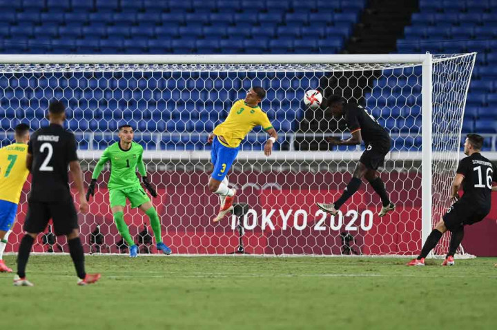 Kalah jumlah pemain justru Jerman kembali berhasil memperkecil ketertinggalan lewat tandukan pemain pengganti Ragnar Ache dalam situasi sepak pojok pada menit ke-83. Skor berubah menjadi 2-3.