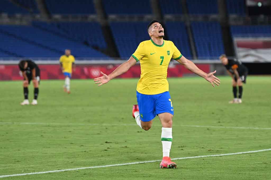 Namun Brasil akhirnya bangkit dan memupus kebangkitan Jerman dengan gol keempat mereka lewat Paulinho pada menit keempat injury time.