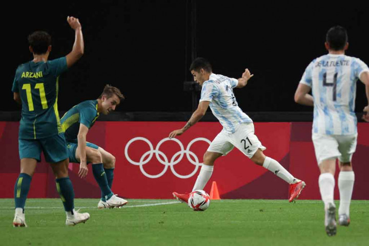 Tertinggal 0-1, Argentina coba membalas. Peluang tercipta melalui Carlos Valenzuela dan Fausto Vera, tetapi masih belum mampu mengoyak gawang Australia yang dijaga kiper Thomas Glover.