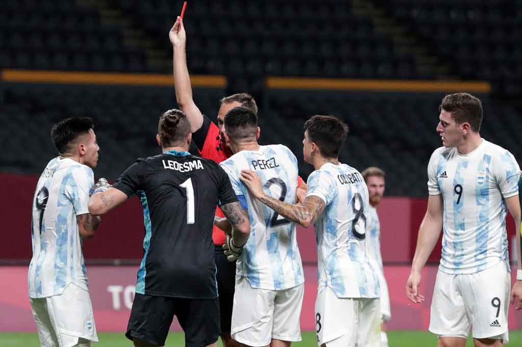 Upaya Tim Tango untuk menyamakan kedudukan justru terganggu setelah Francisco Ortega diusir wasit karena mendapatkan kartu kuning kedua usai mendorong salah satu pemain Australia pada masa injury time babak pertama.