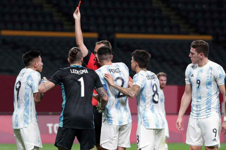 Upaya Tim Tango untuk menyamakan kedudukan justru terganggu setelah Francisco Ortega diusir wasit karena mendapatkan kartu kuning kedua usai mendorong salah satu pemain Australia pada masa injury time babak pertama.