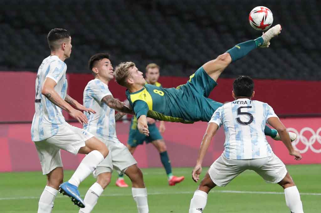 Bermain dengan 10 orang membuat Argentina tak lagi bisa mendominasi permainan. Hal itu dimanfaatkan Australia dengan menciptakan beberapa peluang berbahaya melalui Wales dan Riley McGree.