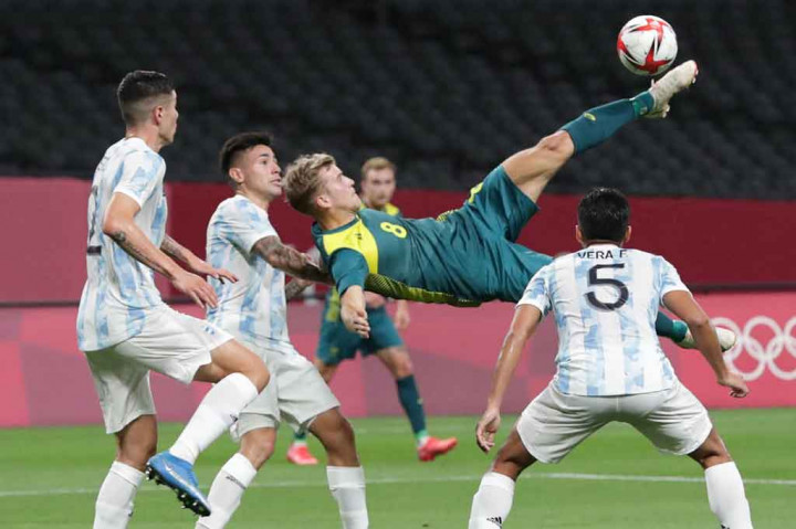 Bermain dengan 10 orang membuat Argentina tak lagi bisa mendominasi permainan. Hal itu dimanfaatkan Australia dengan menciptakan beberapa peluang berbahaya melalui Wales dan Riley McGree.
