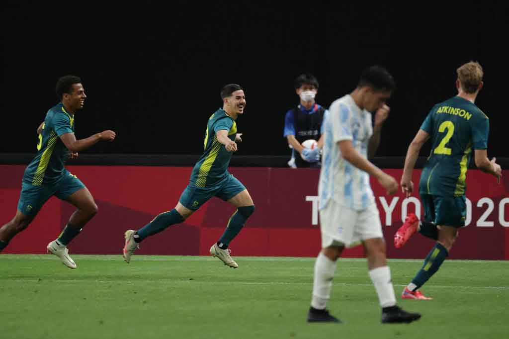 Tekanan yang dilakukan Australia akhirnya berbuah hasil pada menit ke-79. Tendangan ke pojok kanan gawang oleh Marco Tilio dari luar kotak penalti berhasil membobol gawang Argentina untuk kedua kalinya. Skor 2-0 bertahan hingga laga usai.