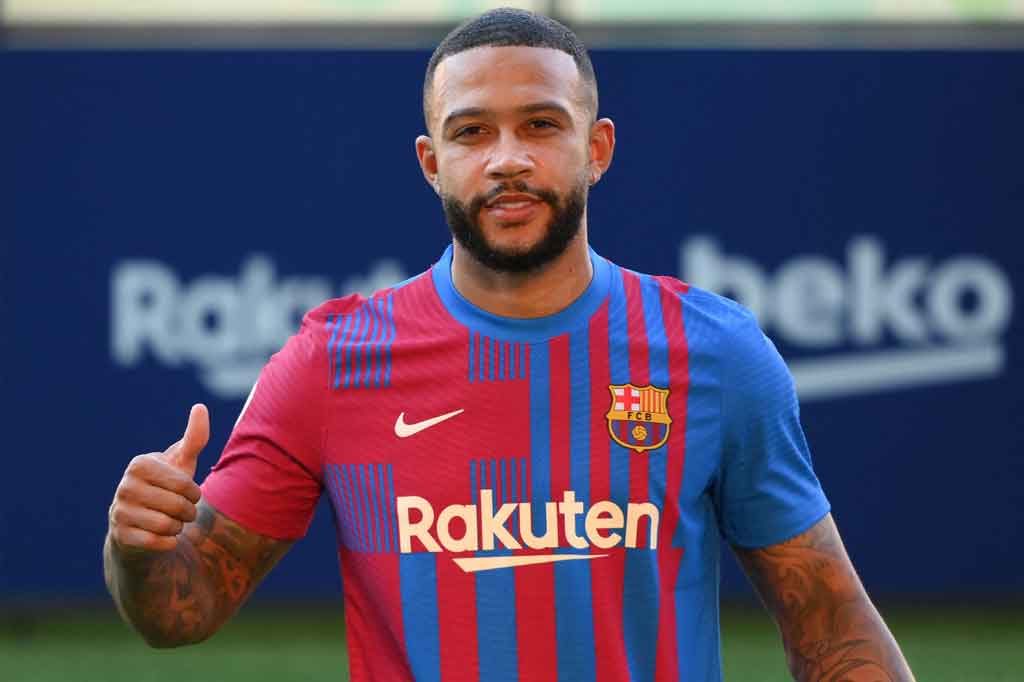 Pemain baru Barcelona, Memphis Depay, berpose saat presentasi resminya oleh klub La Liga tersebut di stadion Camp Nou, Barcelona pada Kamis, 22 Juli 2021 waktu setempat.