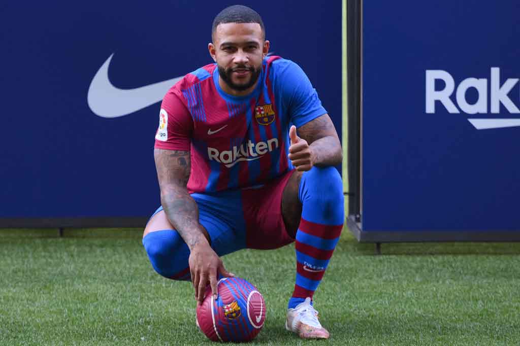 Pemain depan timnas Belanda Memphis Depay secara resmi diperkenalkan ke depan publik oleh Barcelona, di Stadion Camp Nou, Barcelona, Kamis, 22 Juli 2021 waktu setempat.