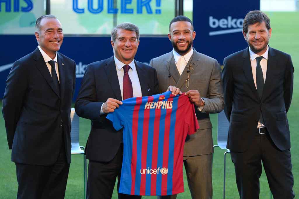 Depay memulai karier juniornya di klub VV Moordrecht, Sparta Rotterdam, dan PSV kemudian memulai karier seniornya di klub tersebut sejak 2011. Pada 2015 Manchester United membeli Depay. Pada musim 2016-17,  Depay hijrah ke Olympique Lyon. Ia kemudian bergabung dengan FC Barcelona pada 1 Juli 2021 dengan status bebas transfer setelah kontraknya bersama Lyon berakhir pada Juni 2021.