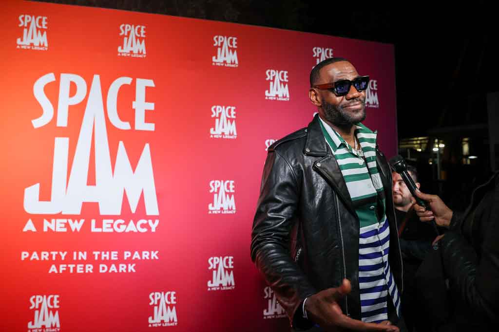 Bintang Space Jam: A New Legacy itu merupakan pebasket NBA aktif pertama yang mencapai level orang super kaya tersebut.