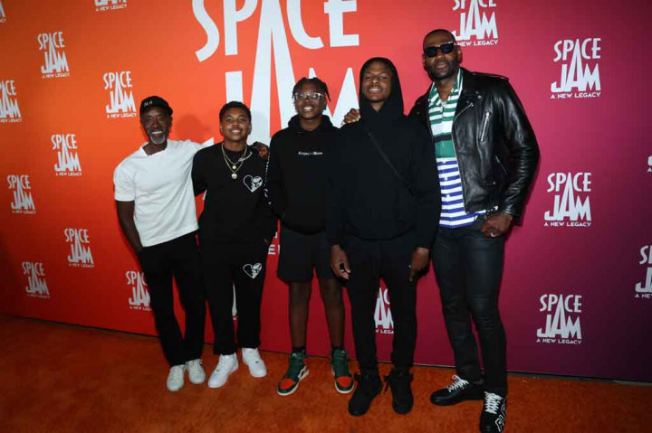 James, 36, meraup USD330 juta (sekitar Rp4,786 triliun) dari gajinya sebagai pemain dan USD700 juta (Rp10,153 triliun) lainnya di luar lapangan melalui endorsement, merchandising, lisensi dan bisnis medianya. Mitra kolaborasinya pada saat ini termasuk Nike, PepsiCo, AT&T, Walmart, GMC, Epic Games, Beats, Blaze Pizza, dan Rimowa.