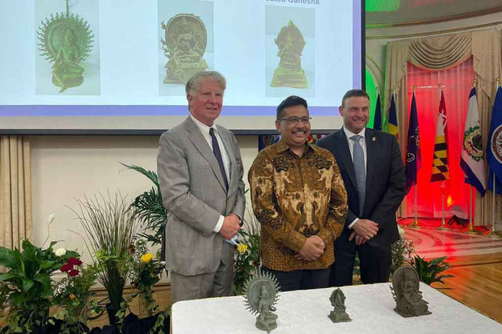 Tiga objek diduga cagar budaya (ODCB) Indonesia dikembalikan oleh pemerintah Amerika Serikat (AS) yang diwakili Jaksa Wilayah New York Cyrus Vance, Jr. kepada Konsul Jenderal RI di New York, Arifi Saiman, pada Rabu, 21 Juli 2021.