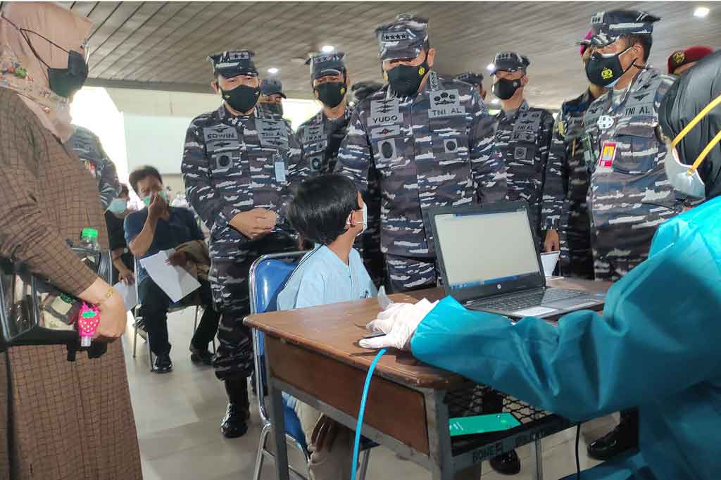 Kepala Staf Angkatan Laut (KSAL) Laksamana Yudo Margono meninjau pelaksanaan serbuan vaksinasi di Pusat Penerbangan TNI AL (Puspenerbal) di Terminal 2 Bandara Juanda Kabupaten Sidoarjo, Jawa Timur, Kamis, 22 Juli 2021.