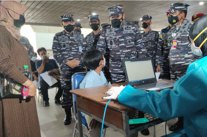 Kepala Staf Angkatan Laut (KSAL) Laksamana Yudo Margono meninjau pelaksanaan serbuan vaksinasi di Pusat Penerbangan TNI AL (Puspenerbal) di Terminal 2 Bandara Juanda Kabupaten Sidoarjo, Jawa Timur, Kamis, 22 Juli 2021.