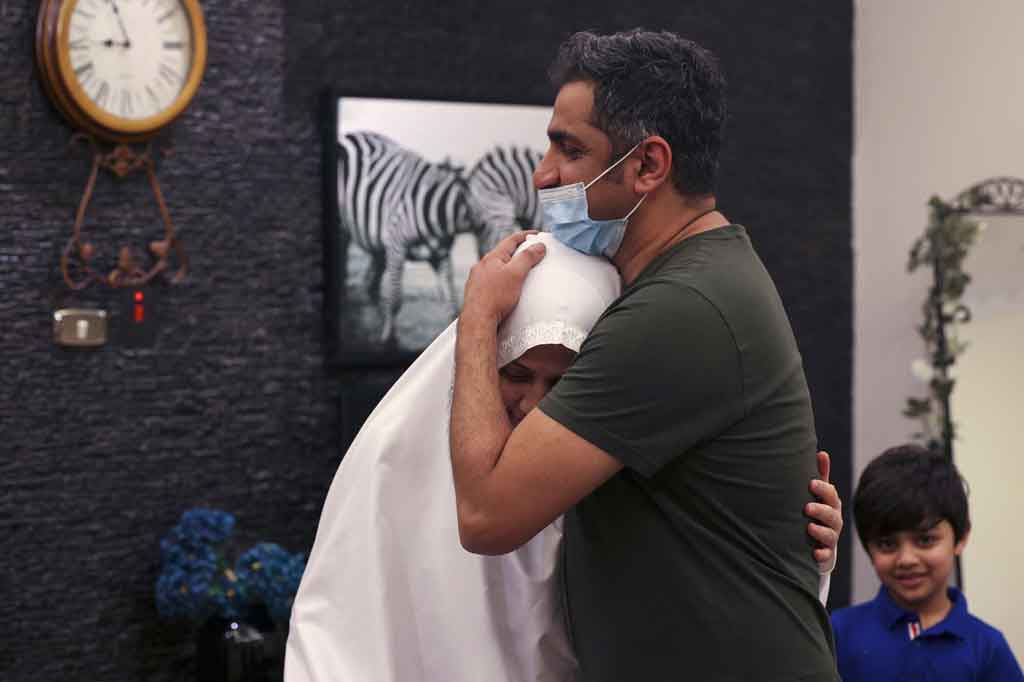 Bushra Shah, seorang warga negara Pakistan berusia 35 tahun, tidak dapat menyembunyikan kegembiraannya karena berhasil mewujudkan mimpi masa kecilnya dengan berangkat haji ke Mekah, dan di bawah aturan baru dia melakukannya tanpa 'wali' laki-laki.