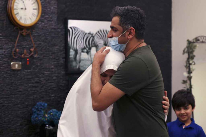 Bushra Shah, seorang warga negara Pakistan berusia 35 tahun, tidak dapat menyembunyikan kegembiraannya karena berhasil mewujudkan mimpi masa kecilnya dengan berangkat haji ke Mekah, dan di bawah aturan baru dia melakukannya tanpa 'wali' laki-laki.