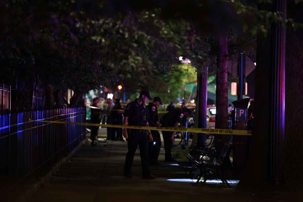 Saksi mata menyatakan mendengar sekitar 20 tembakan dan para pengunjung di meja luar restoran berlarian mencari perlindungan.