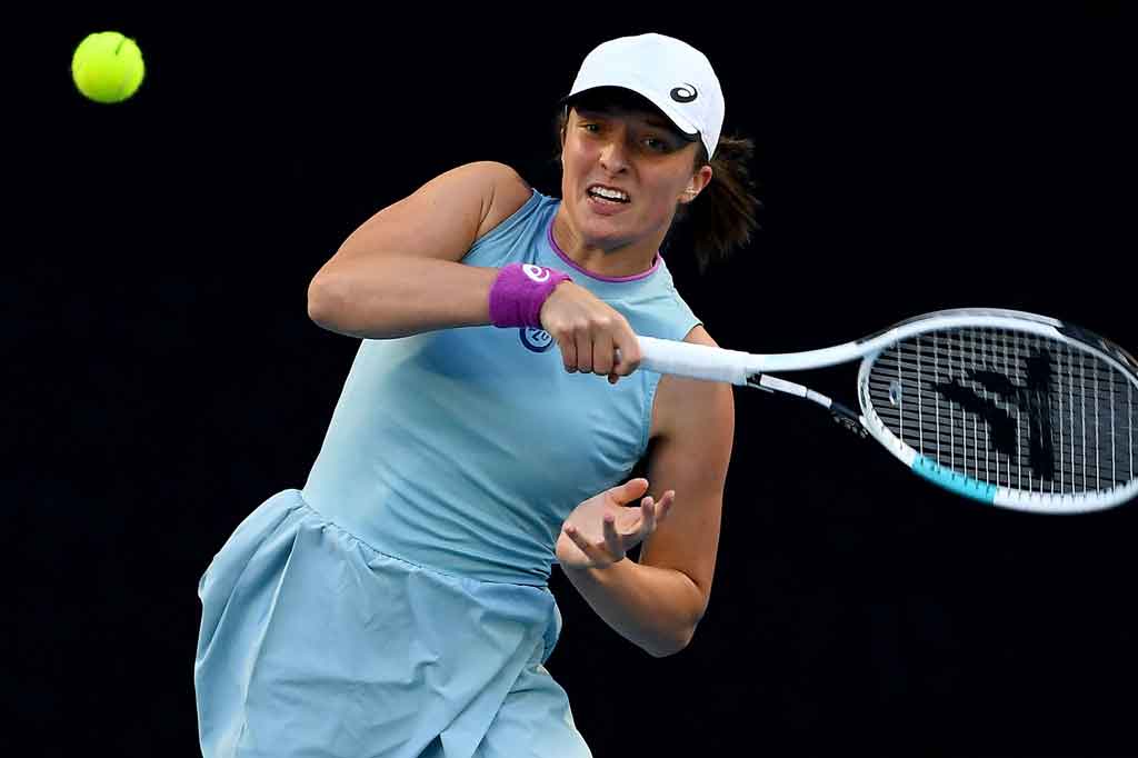 Iga Swiatek mencuri perhatian pada 2020. Dia memikat penonton dengan sikap tenang dan permainan agresif di semua lapangan dalam perjalanannya memenangkan French Open pada usia 19 tahun. Ia merupakan pemain termuda yang menjuarai Roland Garros setelah Monica Seles pada 1992.