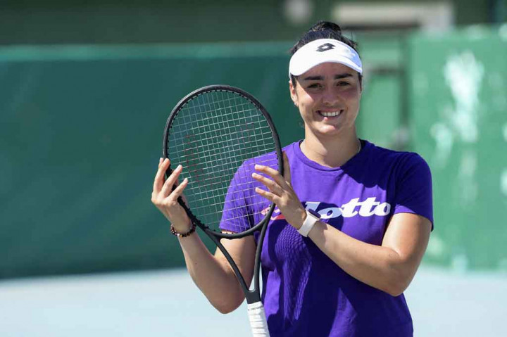 Karir dan peringkat petenis Tunisia Ons Jabeur terus menanjak sejak menjadi perempuan Arab pertama yang mencapai perempat final Grand Slam Australian Open tahun lalu. Berada di peringkat 30 besar, Jabeur telah memenangkan hati para penggemar dari seluruh dunia dengan gaya permainannya yang cerdik dan sering kali membingungkan lawan dengan sentuhan variasinya yang cekatan.