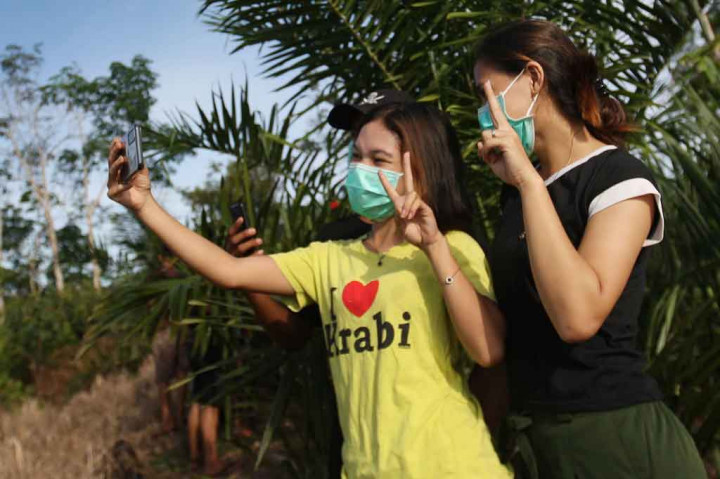 Bagi warga Tebuah Elok dan sekitarnya jika ingin mendapatkan jaringan sinyal internet harus menaiki Bukit Sejuang setiggi 300 meter dengan berjalan kaki. 