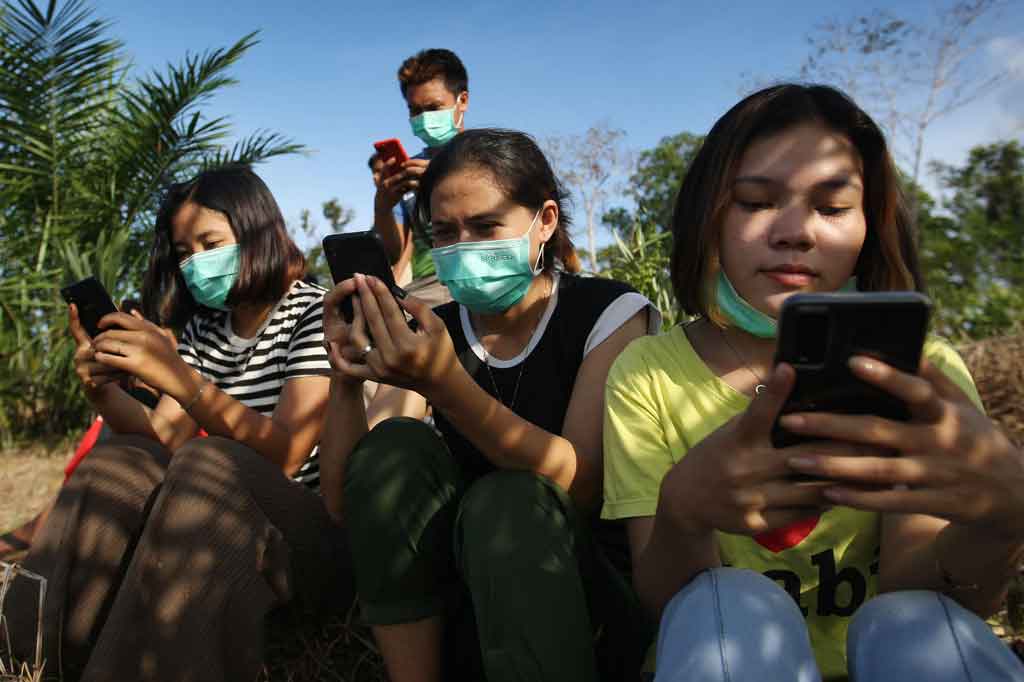 Kawasan Desa Tebuah Elok merupakan salah satu desa dari sekian desa di Kabupaten Sambas yang belum terjangkau jaringan sinyal internet atau blankspot. 