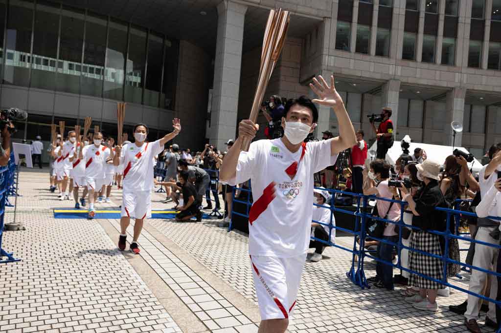 Kirab Obor Olimpiade Tokyo mengakhiri perjalanannya di ibu kota Jepang, Jumat, 23 Juli 2021, beberapa jam sebelum upacara pembukaan, setelah menghabiskan sebagian besar dari 15 hari putaran terakhir tanpa melewati jalan raya dan jauh dari publik karena lonjakan kasus covid-19.