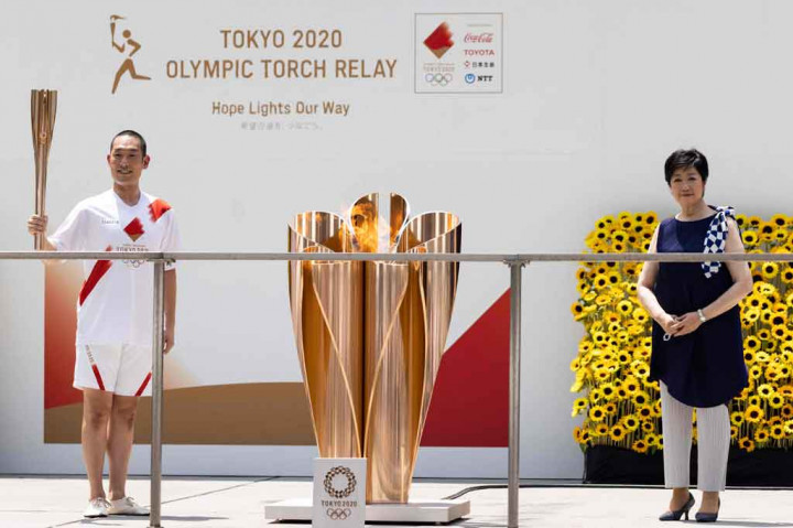 Gubernur Tokyo Yuriko Koike menghadiri upacara skala kecil untuk menandai kedatangan api Olimpiade tersebut, sebelum melakukan perjalanan ke Stadion Nasional di mana Olimpiade malam ini akan dinyatakan resmi dibuka, tanpa penonton dan dengan kehadiran tamu VIP yang terbatas.