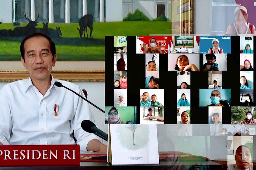 Sementara itu, siswi lainnya menanyakan jika menjadi seorang Presiden itu melelahkan. “Kalau jadi presiden, ngapain aja?” tanya Amanda. “Ya memimpin rapat dengan menteri-menteri, kemudian pergi ke Aceh sampai ke Papua untuk mengecek jalan, bagus, ndak? Mengecek waduk, mengecek pelabuhan, mengecek airport, begitu,” jawab Presiden.