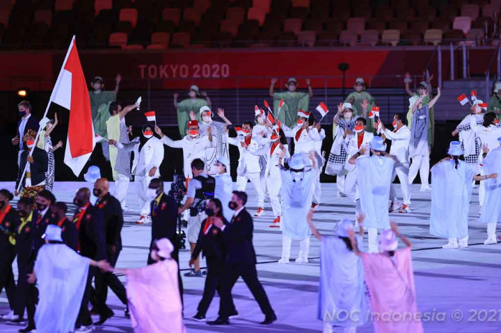 Kontingen Indonesia tampil gagah dalam upacara pembukaan Olimpiade Tokyo di Stadion Nasional Jepang, Jumat, 23 Juli 2021 malam.