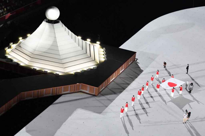 Upacara pembukaan Olimpiade Tokyo yang berlangsung dalam era pandemi, digelar mulai pukul 20.00 waktu setempat dan tanpa penonton. Hanya sekitar 900 orang yang hadir, termasuk pejabat, tamu undangan dan wartawan. Upacara pembukaan menampilkan adat dan kebudayaan Jepang, seperti Manga hingga Gunung Fuji.