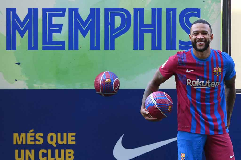 Pemain depan timnas Belanda Memphis Depay secara resmi diperkenalkan ke depan publik oleh Barcelona, di Stadion Camp Nou, Barcelona, Kamis, 22 Juli 2021 waktu setempat.