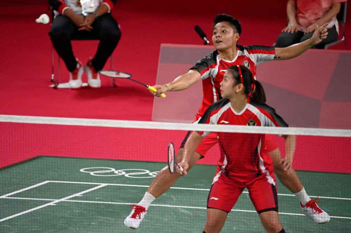 Ganda putri Indonesia Greysia Polii/Apriyani Rahayu berusaha mengembalikan bola ke arah pasangan Malaysia Chow Mei Kuan/Lee Meng Yean pada laga pembuka Olimpiade Tokyo 2020, Sabtu, 24 Juli 2021.