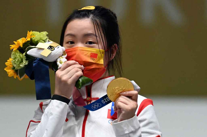 Atlet cabang menembak asal Tiongkok, Yang Qian bergembira usai meraih medali emas dalam final 10 meter air rifle putri di Asaka Shooting Range, Tokyo, Sabtu, 24 Juli 2021.