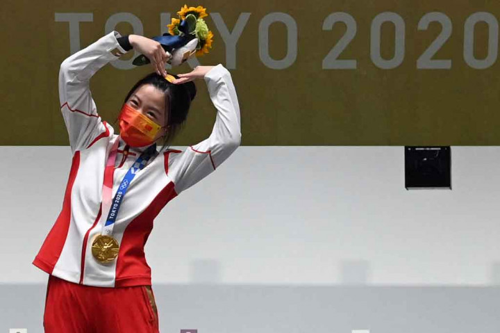 Yang Qian menjadi peraih emas pertama Olimpiade Tokyo 2020, setelah mencatatkan 251,8 poin, sekaligus mengamankan emas pertama bagi tim Negeri Tirai Bambu itu.