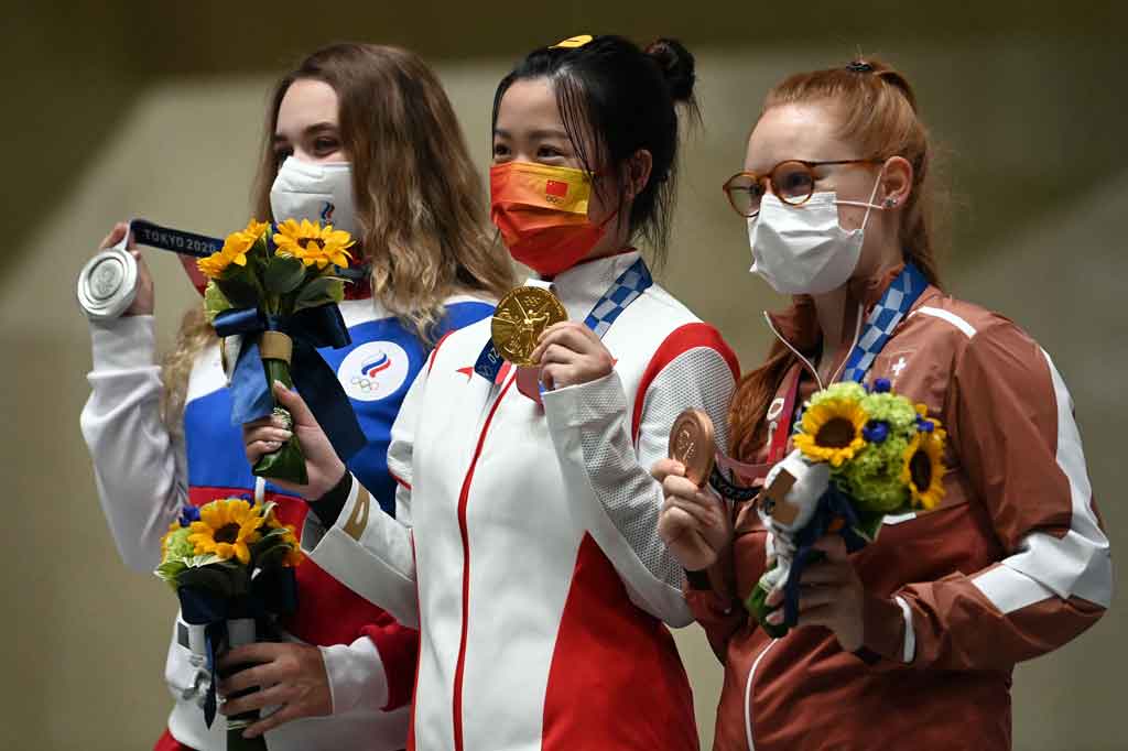 Pada posisi kedua sekaligus peraih medali perak diraih oleh atlet Rusia Anastasiia Galashina (kiri) dengan catatan 251,1 poin. Namun Anastasiia tidak diperkenankan berlaga atas nama negaranya karena Rusia tengah disanksi atas temuan kasus doping yang masif, sehingga dia bertanding menggunakan bendera ROC atau komite Olimpiade Rusia.