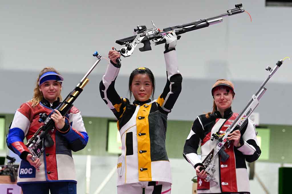 Sementara medali perunggu 10m air rifle putri Olimpiade Tokyo menjadi milik atlet Swiss Nina Christen (kanan) yang mengumpulkan 230,6 poin dalam babak final hari ini.