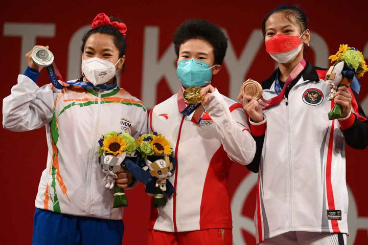 Sementara medali emas direbut oleh lifter China Hou Zhihui yang membukukan total angkatan 210kg (snatch 94kg dan clean and jerk 116kg). Lifter India Chanu Mirabai berhak atas medali perak seusai mencatatkan angkatan total 202kg dengan snatch 87kg dan clean and jerk 115kg.