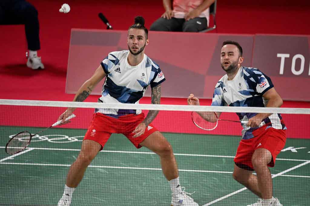 Pasangan peringkat satu dunia itu sempat mendapat tekanan Ben/Sean yang baru pertama kali mereka hadapi. Namun berbekal pengalaman Minions berhasil menang 21-15 dalam waktu 16 menit.