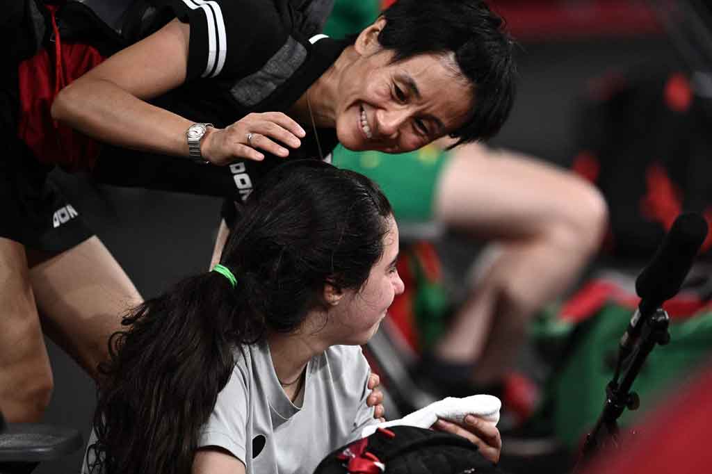 Zaza kalah dari petenis Austria Liu Jia empat gim langsung dengan skor 11-4, 11-9, 11-3, 11-5.