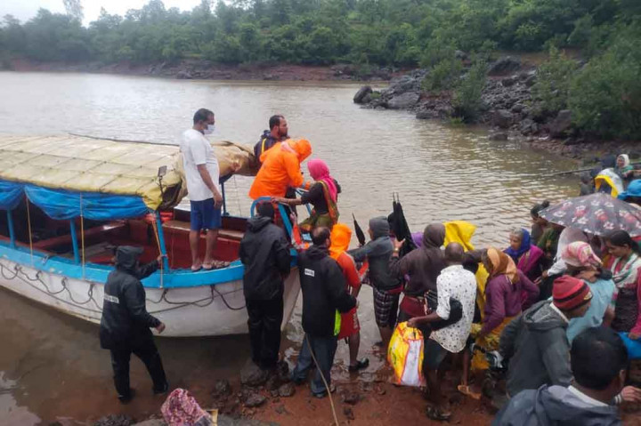 Sedikitnya 125 orang meninggal dunia akibat banjir dan longsor yang disebabkan oleh hujan muson di India.  Tim penyelamat kini tengah berjuang mengatasi lumpur tebal dan puing-puing untuk mencapai puluhan rumah yang terendam.