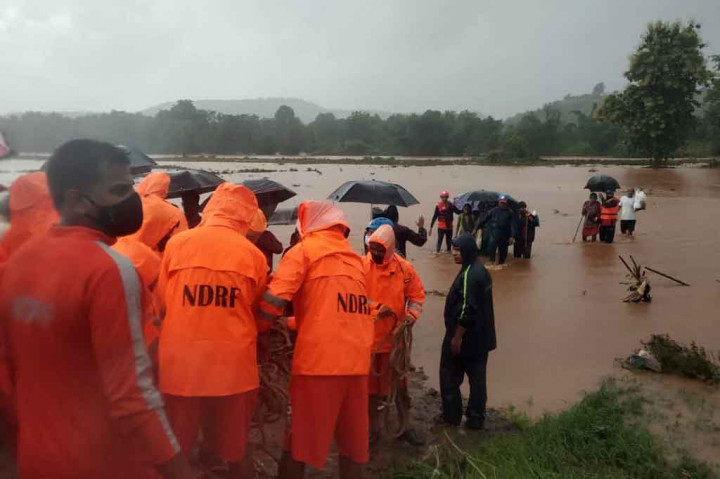 Negara Bagian Maharashtra dilanda hujan terlebat pada Juli dalam empat dekade, kata para ahli. Hujan yang berlangsung beberapa hari telah sangat mempengaruhi kehidupan ratusan ribu orang, sementara sungai-sungai besar terancam meluap.