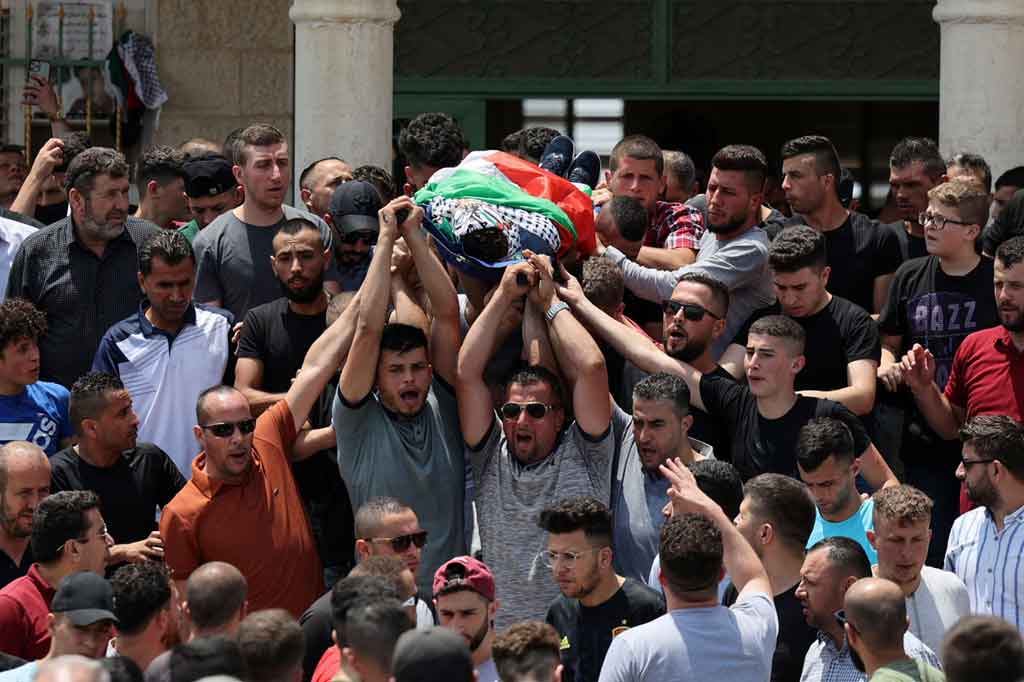 Warga membawa jenazah remaja Palestina yang ditembak mati tentara Israel selama prosesi pemakamannya di Deir Nizam, barat kota Ramallah di Tepi Barat, pada Sabtu, 24 Juli 2021.