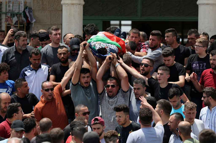 Warga membawa jenazah remaja Palestina yang ditembak mati tentara Israel selama prosesi pemakamannya di Deir Nizam, barat kota Ramallah di Tepi Barat, pada Sabtu, 24 Juli 2021.
