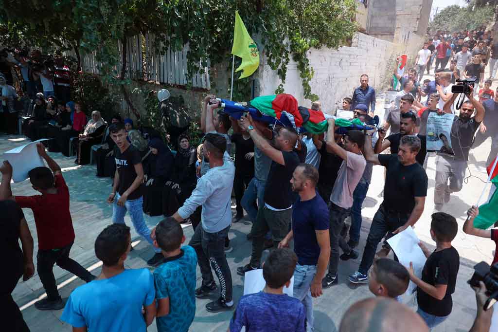 Kekerasan meletus dalam aksi protes terhadap permukiman Israel di dekat Kota Ramallah tersebut. Saksi mata mengatakan kerumunan pemuda Palestina melemparkan batu ke pasukan Israel, yang kemudian membalasnya dengan tembakan.