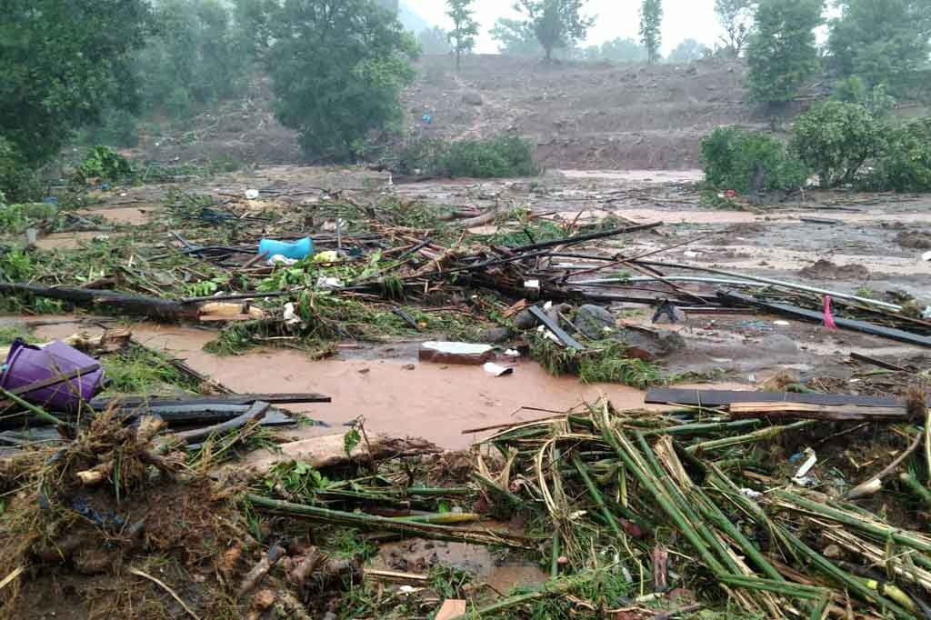 Sedikitnya 125 orang meninggal dunia akibat banjir dan longsor yang disebabkan oleh hujan muson di India.  Tim penyelamat kini tengah berjuang mengatasi lumpur tebal dan puing-puing untuk mencapai puluhan rumah yang terendam.