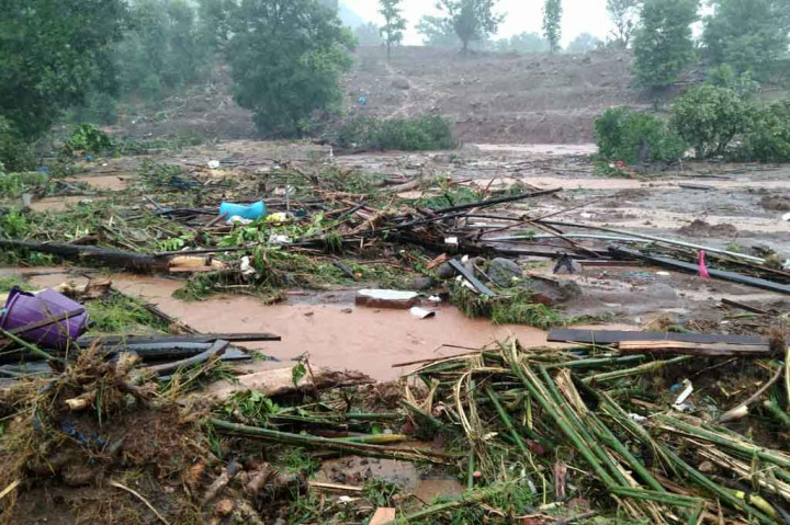 Sedikitnya 125 orang meninggal dunia akibat banjir dan longsor yang disebabkan oleh hujan muson di India.  Tim penyelamat kini tengah berjuang mengatasi lumpur tebal dan puing-puing untuk mencapai puluhan rumah yang terendam.