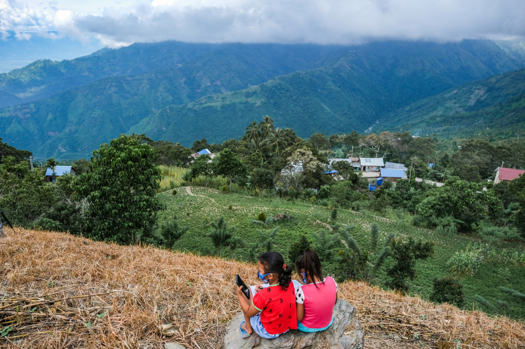 Bagi warga Desa Matantimali yang masih terisolir dari jaringan internet, mereka harus berjalan kaki menaiki bukit tertinggi yang memiliki ketinggian sekitar 1.200 meter di atas permukaan laut (MDPL) untuk mencari sinyal internet.
