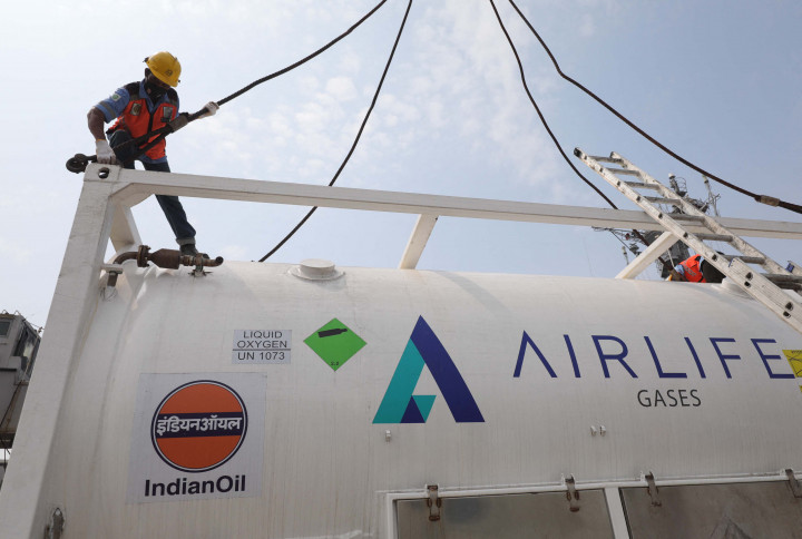 India mengirimkan bantuan 300 konsentrator oksigen dan 100 metrik ton oksigen medis cair untuk Indonesia menangani pandemi Covid-19.